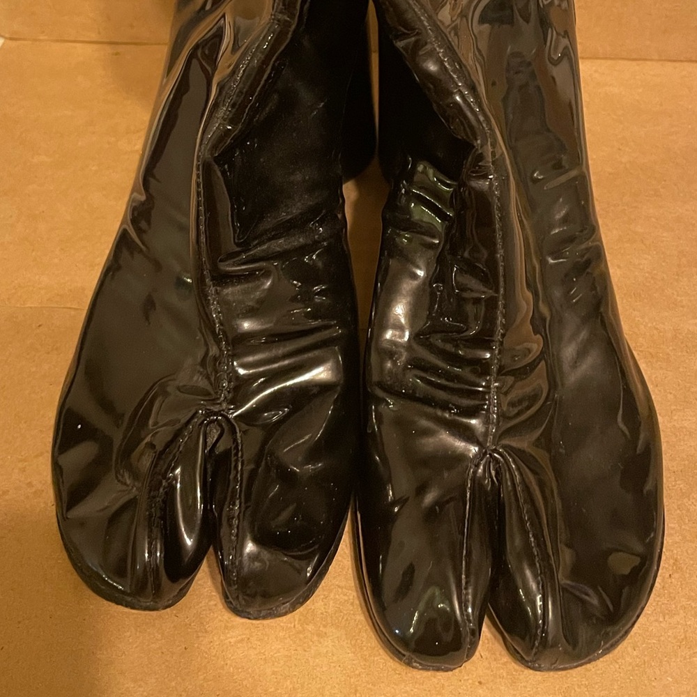 Maison Martin Margiela
 Vintage 90’s Tabi Boots Patent leather Size 37